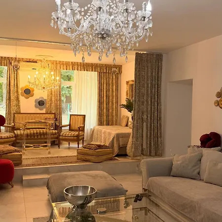 In Velika Aleja Villa *