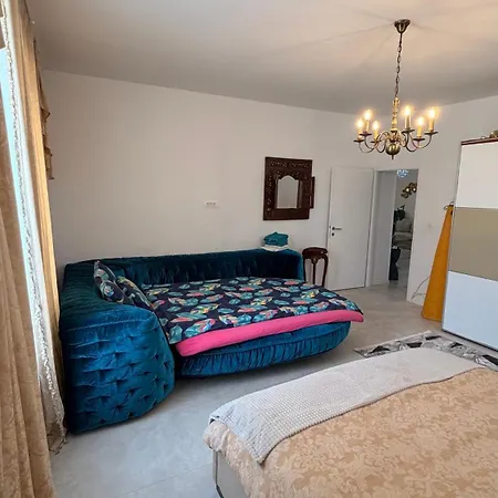 In Velika Aleja Villa *